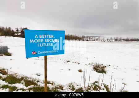 Sowerby Bridge, West Yorkshire, Royaume-Uni. 29 avril, 2016. Une affiche soutenant le parti conservateur placé sur une route enneigée près de West Yorkshire Sowerby Bridge Crédit : Graham Hardy/Alamy Live News Banque D'Images