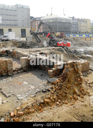Kiel, Allemagne. 13 avr, 2016. Les archéologues travaillent sur les vestiges d'un ancien mur qui ont été découverts au cours de fouilles dans la vieille ville de Kiel, Allemagne, 13 avril 2016. Les travaux de construction sont en cours pour la construction d'un complexe de bâtiments d'habitation rabotées. Photo : André Klohn/dpa/Alamy Live News Banque D'Images