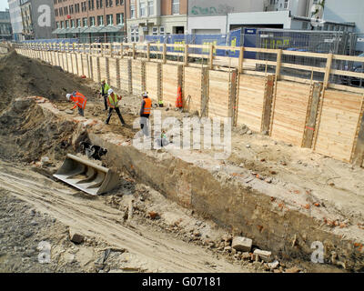 Kiel, Allemagne. 13 avr, 2016. Les archéologues travaillent sur les vestiges d'un ancien mur qui ont été découverts au cours de fouilles dans la vieille ville de Kiel, Allemagne, 13 avril 2016. Les travaux de construction sont en cours pour la construction d'un complexe de bâtiments d'habitation rabotées. Photo : André Klohn/dpa/Alamy Live News Banque D'Images