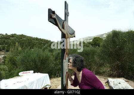 Athènes, Grèce. Apr 29, 2016. Une femme embrasse le crucifix pendant une représentation de la déposition du Christ de la Croix à Sifnos monastère, près d'Athènes, le Vendredi saint. © Panayotis Tzamaros/Pacific Press/Alamy Live News Banque D'Images