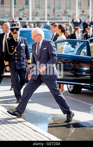 Stockholm, Suède. Apr 29, 2016. Le Roi Carl Gustaf de Suède arrive à l'Opéra Royal pour les félicitations pour le 70e anniversaire du Roi Carl Gustaf à partir de l'artistique de l'académie royale Bernadotte Programme dans Stockholm, Suède, le 29 avril 2016. Photo : Patrick van Katwijk/ POINT DE VUE - PAS DE FIL - SERVICE/dpa/Alamy Live News Banque D'Images