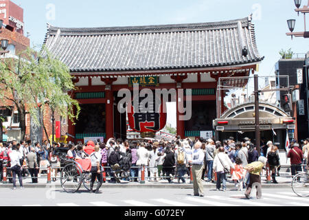 Tokyo, Japon. 29 avril, 2016. Bébé qui pleure le Sumo, Naki-Zumo événement a eu lieu au temple Sensoji à Asakusa, où est l'un des plus populaires spot touristique historique à Tokyo. Credit : Miyoko Fukushima/Alamy Live News Banque D'Images