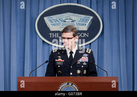 Washington, DC, USA. 29 avril, 2016. Général de l'Armée de Joseph L. Votel, chef du Commandement central américain, rapporte que le ministère de la Défense a pris des mesures disciplinaires à l'encontre des 16 membres de son service sur une frappe aérienne meurtrière sur l'hôpital de Kunduz, en Afghanistan en 2015, mais que la catastrophe n'équivaut pas à 'un crime de guerre", en raison de l'absence d'intention. Credit : B Christopher/Alamy Live News Banque D'Images