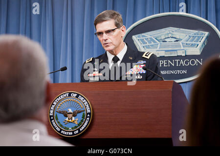 Washington, DC, USA. 29 avril, 2016. Général de l'Armée de Joseph L. Votel, chef du Commandement central américain, rapporte que le ministère de la Défense a pris des mesures disciplinaires à l'encontre des 16 membres de son service sur une frappe aérienne meurtrière sur l'hôpital de Kunduz, en Afghanistan en 2015, mais que la catastrophe n'équivaut pas à 'un crime de guerre", en raison de l'absence d'intention. Credit : B Christopher/Alamy Live News Banque D'Images