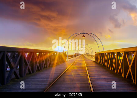 Avril Le coucher du soleil à Southport, Merseyside, UK 29 avril, 2016. Météo britannique. Coucher du soleil sur la mer d'Irlande à partir de la jetée de villégiature qui est un bâtiment classé Grade II dans la région de Southport, Merseyside, Angleterre. À 1 216 mètres c'est la deuxième plus longue en Grande-Bretagne après la jetée de Southend. Banque D'Images