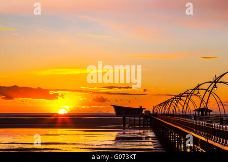 Avril Le coucher du soleil à Southport, Merseyside, UK 29 avril, 2016. Météo britannique. Coucher du soleil sur la mer d'Irlande à partir de la jetée de villégiature qui est un bâtiment classé Grade II dans la région de Southport, Merseyside, Angleterre. À 1 216 mètres c'est la deuxième plus longue en Grande-Bretagne après la jetée de Southend. Banque D'Images