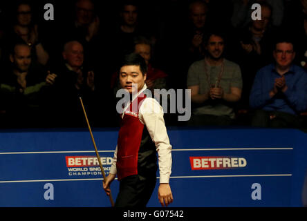 Sheffield. Apr 29, 2016. Ding Junhui de Chine réagit après avoir gâché une chance 147 au cours de la troisième session de la demi-finale avec Alan McManus d'Écosse à la World Snooker Championship 2016 au théâtre Crucible à Sheffield, en Angleterre, le 29 avril 2016. Ding a mené 14-10 après la troisième session. Ding Junhui a égalé le record de siècles marqués par un joueur dans un match de championnat du monde en tant que son sixième tonne a aidé à construire un 14-10 d'avance sur Alan McManus dans une demi-finale passionnante.Le couple a établi un nouveau record de 9 tonnes dans un match de championnat du monde. © Han Yan/Xinhua/Alamy Live News Banque D'Images