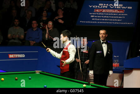 (160430) -- SHEFFIELD, le 30 avril 2016 (Xinhua) -- Ding Junhui (L) avant de la Chine réagit après avoir gâché une chance 147 au cours de la troisième session de la demi-finale avec Alan McManus d'Écosse à la World Snooker Championship 2016 au théâtre Crucible à Sheffield, en Angleterre, le 29 avril 2016. Ding a mené 14-10 après la troisième session. Ding Junhui a égalé le record de siècles marqués par un joueur dans un match de championnat du monde en tant que son sixième tonne a aidé à construire un 14-10 d'avance sur Alan McManus dans une demi-finale passionnante.Le couple a établi un nouveau record de 9 tonnes dans un match de championnat du monde.(Xinhua/Han Banque D'Images