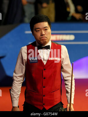 Sheffield. Apr 29, 2016. Ding Junhui de Chine réagit après la troisième session de la demi-finale avec Alan McManus d'Écosse à la World Snooker Championship 2016 au théâtre Crucible à Sheffield, en Angleterre, le 29 avril 2016. Ding a mené 14-10 après la troisième session. Ding Junhui a égalé le record de siècles marqués par un joueur dans un match de championnat du monde en tant que son sixième tonne a aidé à construire un 14-10 d'avance sur Alan McManus dans une demi-finale passionnante.Le couple a établi un nouveau record de 9 tonnes dans un match de championnat du monde. © Han Yan/Xinhua/Alamy Live News Banque D'Images