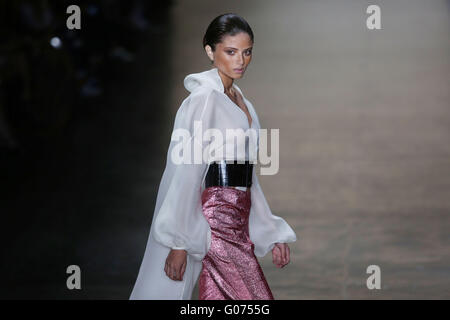 Sao Paulo, Brésil. Apr 29, 2016. Un modèle présente une création par Kallieno Wagner lors de la Sao Paulo Fashion Week à Sao Paulo, Brésil, le 29 avril 2016. Credit : Rahel Patrasso/Xinhua/Alamy Live News Banque D'Images