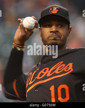 Baltimore, USA. 29 avril, 2016. Baltimore Orioles CF Adam Jones (10) se réchauffe avant un match contre les White Sox de Chicago à l'Oriole Park at Camden Yards de Baltimore, MD, le 29 avril 2016. Photo/ Mike Buscher/Cal Sport Media Credit : Cal Sport Media/Alamy Live News Banque D'Images