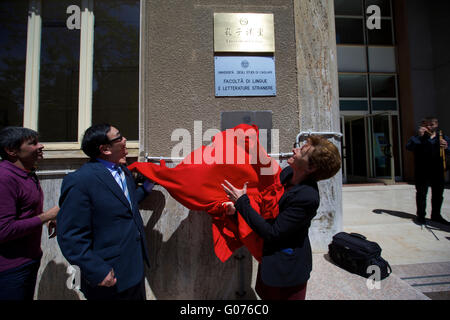 Cagliari, Sardaigne de l'Italie. Apr 29, 2016. Luo Ping (L), conseiller de l'éducation chinois vers l'Italie, et le professeur Alessandra Carucci, vice-président international pour le programme de l'Université de Cagliari, inaugurer l'ensemble classe Confucius dans l'Université de Cagliari, Sardaigne de l'Italie, le 29 avril 2016. © Jin Yu/Xinhua/Alamy Live News Banque D'Images