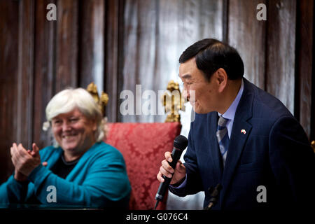 Cagliari, Sardaigne de l'Italie. Apr 29, 2016. Luo Ping, conseiller en chinois de l'éducation en Italie, parle au cours de la cérémonie d'inauguration en classe Confucius dans l'Université de Cagliari, Sardaigne de l'Italie, le 29 avril 2016. © Jin Yu/Xinhua/Alamy Live News Banque D'Images