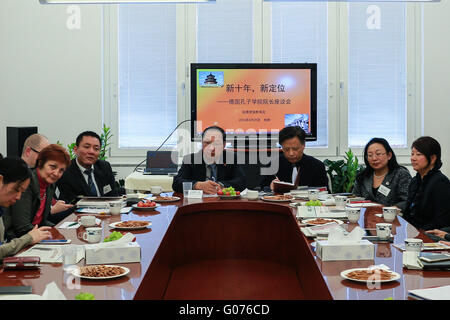 Berlin, Berlin. Apr 29, 2016. Les délégués de participer à un séminaire marquant le 10e anniversaire de la première série d'instituts Confucius créés en Allemagne, à Berlin, le 29 avril 2016. Un total de 24 délégués d'instituts Confucius en Allemagne ont pris part au séminaire. © Zhang Fan/Xinhua/Alamy Live News Banque D'Images