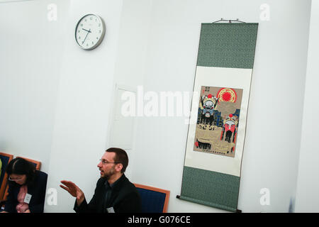 Berlin, Berlin. Apr 29, 2016. Un délégué au journal au cours d'un séminaire marquant le 10e anniversaire de la première série d'instituts Confucius créés en Allemagne, à Berlin, le 29 avril 2016. Un total de 24 délégués d'instituts Confucius en Allemagne ont pris part au séminaire. © Zhang Fan/Xinhua/Alamy Live News Banque D'Images