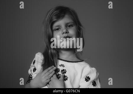 Kolomyya, Ukraine. Apr 30, 2016. Petite fille en robe brodée national ukrainien shirt © Nazar Gonchar/ZUMA/Alamy Fil Live News Banque D'Images