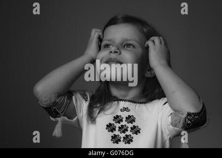 Kolomyya, Ukraine. Apr 30, 2016. Petite fille en robe brodée national ukrainien shirt © Nazar Gonchar/ZUMA/Alamy Fil Live News Banque D'Images