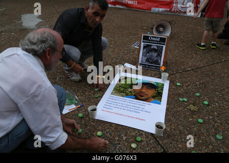 Sydney, Australie. 30 avril, 2016. Photo : Ian Rintoul de RAC et d'un demandeur d'asile iranien. Un réfugié iranien connu comme 'Omid' s'est immolé le mercredi à Nibok Nauru sur Camp en face de représentants du HCR après deux ans et demi sur l'île. Il a été emmené dans un hôpital de Brisbane, Australie, mais il est mort de ses blessures. Refugee Action Coalition a organisé une manifestation silencieuse devant l'Hôtel de ville de Sydney pour se souvenir de lui et appeler à la fin à des camps de détention. Crédit : Richard Milnes/Alamy Live News Banque D'Images