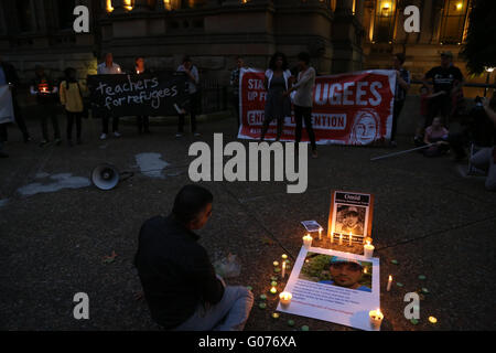 Sydney, Australie. 30 avril, 2016. Un réfugié iranien connu comme 'Omid' s'est immolé le mercredi à Nibok Nauru sur Camp en face de représentants du HCR après deux ans et demi sur l'île. Il a été emmené dans un hôpital de Brisbane, Australie, mais il est mort de ses blessures. Refugee Action Coalition a organisé une manifestation silencieuse devant l'Hôtel de ville de Sydney pour se souvenir de lui et appeler à la fin à des camps de détention. Crédit : Richard Milnes/Alamy Live News Banque D'Images