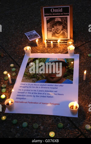 Sydney, Australie. 30 avril, 2016. Un réfugié iranien connu comme 'Omid' s'est immolé le mercredi à Nibok Nauru sur Camp en face de représentants du HCR après deux ans et demi sur l'île. Il a été emmené dans un hôpital de Brisbane, Australie, mais il est mort de ses blessures. Refugee Action Coalition a organisé une manifestation silencieuse devant l'Hôtel de ville de Sydney pour se souvenir de lui et appeler à la fin à des camps de détention. Crédit : Richard Milnes/Alamy Live News Banque D'Images