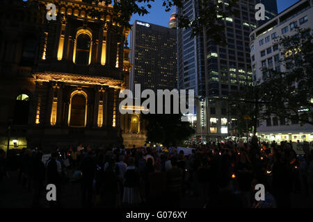 Sydney, Australie. 30 avril, 2016. Un réfugié iranien connu comme 'Omid' s'est immolé le mercredi à Nibok Nauru sur Camp en face de représentants du HCR après deux ans et demi sur l'île. Il a été emmené dans un hôpital de Brisbane, Australie, mais il est mort de ses blessures. Refugee Action Coalition a organisé une manifestation silencieuse devant l'Hôtel de ville de Sydney pour se souvenir de lui et appeler à la fin à des camps de détention. Crédit : Richard Milnes/Alamy Live News Banque D'Images