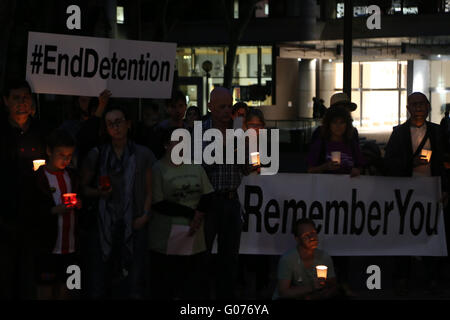 Sydney, Australie. 30 avril, 2016. Un réfugié iranien connu comme 'Omid' s'est immolé le mercredi à Nibok Nauru sur Camp en face de représentants du HCR après deux ans et demi sur l'île. Il a été emmené dans un hôpital de Brisbane, Australie, mais il est mort de ses blessures. Refugee Action Coalition a organisé une manifestation silencieuse devant l'Hôtel de ville de Sydney pour se souvenir de lui et appeler à la fin à des camps de détention. Crédit : Richard Milnes/Alamy Live News Banque D'Images