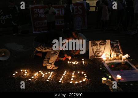 Sydney, Australie. 30 avril, 2016. Un réfugié iranien connu comme 'Omid' s'est immolé le mercredi à Nibok Nauru sur Camp en face de représentants du HCR après deux ans et demi sur l'île. Il a été emmené dans un hôpital de Brisbane, Australie, mais il est mort de ses blessures. Refugee Action Coalition a organisé une manifestation silencieuse devant l'Hôtel de ville de Sydney pour se souvenir de lui et appeler à la fin à des camps de détention. Crédit : Richard Milnes/Alamy Live News Banque D'Images