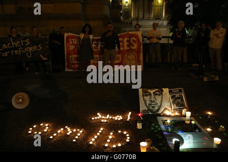 Sydney, Australie. 30 avril, 2016. Un réfugié iranien connu comme 'Omid' s'est immolé le mercredi à Nibok Nauru sur Camp en face de représentants du HCR après deux ans et demi sur l'île. Il a été emmené dans un hôpital de Brisbane, Australie, mais il est mort de ses blessures. Refugee Action Coalition a organisé une manifestation silencieuse devant l'Hôtel de ville de Sydney pour se souvenir de lui et appeler à la fin à des camps de détention. Crédit : Richard Milnes/Alamy Live News Banque D'Images