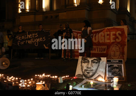 Sydney, Australie. 30 avril, 2016. Un réfugié iranien connu comme 'Omid' s'est immolé le mercredi à Nibok Nauru sur Camp en face de représentants du HCR après deux ans et demi sur l'île. Il a été emmené dans un hôpital de Brisbane, Australie, mais il est mort de ses blessures. Refugee Action Coalition a organisé une manifestation silencieuse devant l'Hôtel de ville de Sydney pour se souvenir de lui et appeler à la fin à des camps de détention. Crédit : Richard Milnes/Alamy Live News Banque D'Images