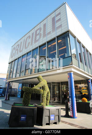 Le Creuset, Sheffield, Royaume-Uni. Apr 30, 2016. Demi-finales des championnats du monde de snooker. Selby et Fu. Voir l'entrée de Sheffield Le théâtre Crucible, accueil des Betfred World Snooker Championship : l'action de Crédit Plus Sport/Alamy Live News Banque D'Images