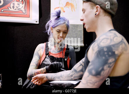 Brighton UK 30 avril 2016 - artiste de tatouage Hannah quille au travail à la 9ème Convention de Tatouage de Brighton annuel tenu dans le Brighton Centre ce week-end © Simon Dack/Alamy Live News Crédit : Simon Dack/Alamy Live News Banque D'Images