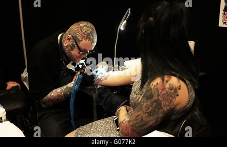 Brighton UK 30 avril 2016 - Tattoo artistes travaillant à la 9ème Convention de Tatouage de Brighton annuel tenu dans le centre de Brighton Crédit : ce week-end Simon Dack/Alamy Live News Banque D'Images