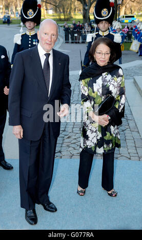 Stockholm, Suède. Apr 29, 2016. Le roi Siméon et La Reine Margarita de Bulgarie arrivent au musée nordique pour le concert de l'Opéra royal de Suède et de Stockholm Concert à l'occasion du 70e anniversaire de la Le Roi Carl Gustaf de Suède à Stockholm, Suède, 29 avril 2016. Photo : Albert Nieboer/ - PAS DE SERVICE DE FIL-/dpa/Alamy Live News Banque D'Images