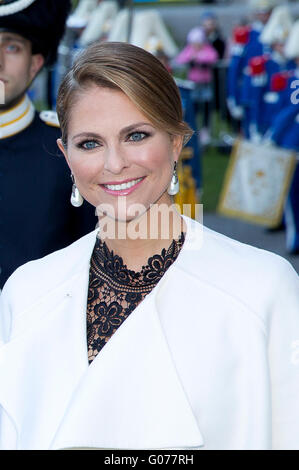 Stockholm, Suède. Apr 29, 2016. La Princesse Madeleine de Suède arrive au musée nordique pour le concert de l'Opéra royal de Suède et de Stockholm Concert à l'occasion du 70e anniversaire de la Le Roi Carl Gustaf de Suède à Stockholm, Suède, 29 avril 2016. Photo : Albert Nieboer/ - PAS DE SERVICE DE FIL-/dpa/Alamy Live News Banque D'Images