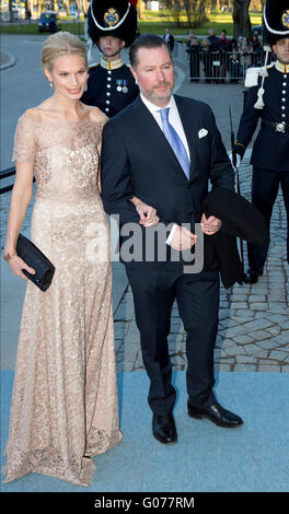 Stockholm, Suède. Apr 29, 2016. Gustaf Magnuson et sa femme Vicky arriver au musée nordique pour le concert de l'Opéra royal de Suède et de Stockholm Concert à l'occasion du 70e anniversaire de la Le Roi Carl Gustaf de Suède à Stockholm, Suède, 29 avril 2016. Photo : Albert Nieboer/ - PAS DE SERVICE DE FIL-/dpa/Alamy Live News Banque D'Images