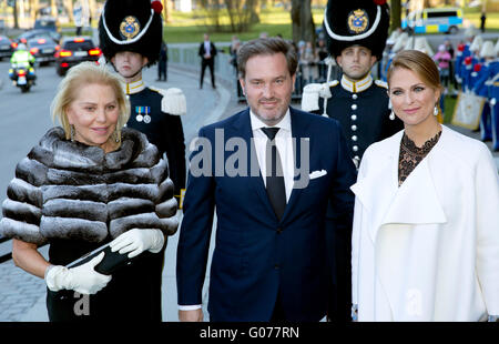 Stockholm, Suède. Apr 29, 2016. La Princesse Madeleine (R) de la Suède, son mari Chris O'Neill et sa mère Eva Maria O'Neill arriver au musée nordique pour le concert de l'Opéra royal de Suède et de Stockholm Concert à l'occasion du 70e anniversaire de la Le Roi Carl Gustaf de Suède à Stockholm, Suède, 29 avril 2016. Photo : Albert Nieboer/ - PAS DE SERVICE DE FIL-/dpa/Alamy Live News Banque D'Images