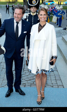 Stockholm, Suède. Apr 29, 2016. La Princesse Madeleine de Suède et son mari Chris O'Neill arriver au musée nordique pour le concert de l'Opéra royal de Suède et de Stockholm Concert à l'occasion du 70e anniversaire de la Le Roi Carl Gustaf de Suède à Stockholm, Suède, 29 avril 2016. Photo : Albert Nieboer/ - PAS DE SERVICE DE FIL-/dpa/Alamy Live News Banque D'Images