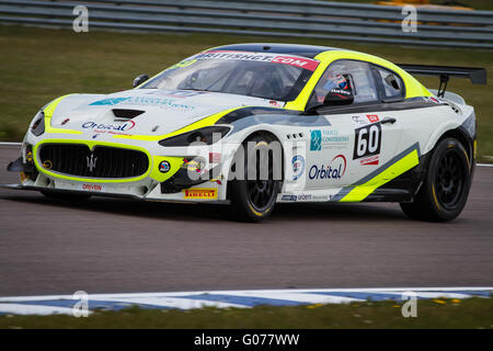 Rockingham Speedway, UK. 30 avril, 2016. BritishGT à Rockingham Speedway. # 60 Ebor GT Motorsport Maserati GT4 conduit par Marcus Hoggarth/Abbie Parade Crédit : Steven re/Alamy Live News Banque D'Images