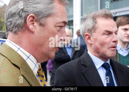 Nigel Farage, député européen et maire candidat à l'UKIP Peter Whittle Banque D'Images