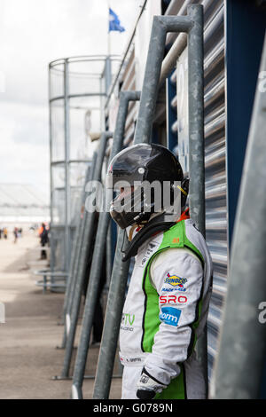 Rockingham Speedway, UK. 30 avril, 2016. BritishGT à Rockingham Speedway. Kieran Griffin attend pour entrer dans une pratique libre dans BritishGT © Steven re/Alamy vivre Banque D'Images