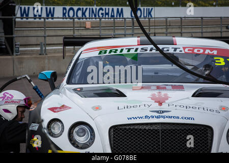 Rockingham Speedway, UK. 30 avril, 2016. BritishGT à Rockingham Speedway.# 31 Team Parker Racing Bentley Continental GT3 conduit par Rick Parfitt Jnr/Seb Morris © Steven re/Alamy vivre Banque D'Images