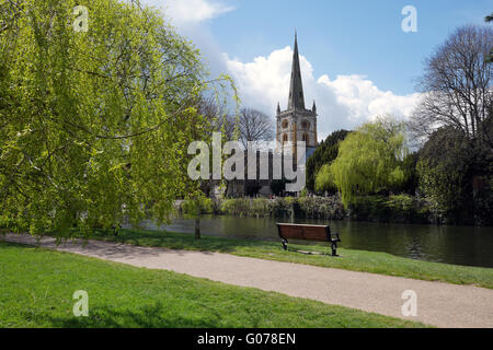 Stratford-upon-Avon, Angleterre, Royaume-Uni ; 30 avril 2016. Une belle journée pour être près de la rivière Avon, à l'église Holy Trinity à l'arrière-plan. Crédit : Andrew Lockie/Alamy Live News Banque D'Images