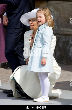 Stockholm, Suède. Apr 30, 2016. La princesse Estelle et la Princesse Victoria pendant la célébration du Roi Carl Gustaf 70e anniversaire thankgsgiving · Te Deum service Sud Chapelle, Le Palais Royal, l'arrivée de la famille royale suédoise et les clients PRE/Albert Nieboer/Pays-Bas OUT - PAS DE SERVICE DE FIL- dpa : Crédit photo alliance/Alamy Live News Banque D'Images