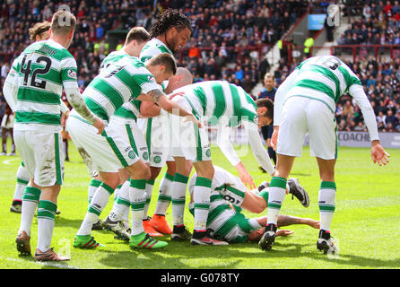 , Murrayfield Édimbourg, Écosse. Apr 30, 2016. Scottish Premier League. Cœurs contre Celtic. Leigh Griffiths tombe au sol lorsque les joueurs celtique célébrer avec lui à la 85e minute : Action Crédit Plus Sport/Alamy Live News Banque D'Images