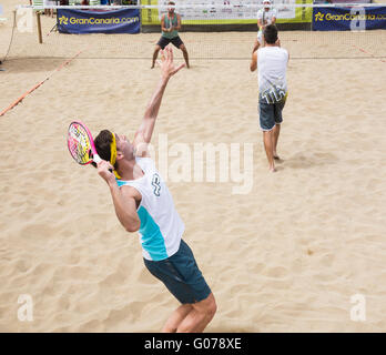 Soleil à Las Palmas, Gran Canaria, Îles Canaries, Espagne, le 30 avril 2016. Météo : Les premiers joueurs de beach tennis week-end au tournoi international sur la plage de Las Canteras à Las Palmas, la capitale de Gran Canaria Crédit : Alan Dawson News/Alamy Live News Banque D'Images