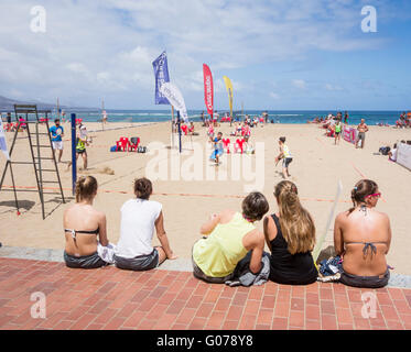 Soleil à Las Palmas, Gran Canaria, Îles Canaries, Espagne, le 30 avril 2016. Météo : Les premiers joueurs de beach tennis week-end au tournoi international sur la plage de Las Canteras à Las Palmas, la capitale de Gran Canaria Crédit : Alan Dawson News/Alamy Live News Banque D'Images