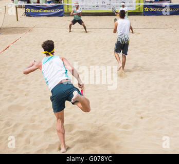 Soleil à Las Palmas, Gran Canaria, Îles Canaries, Espagne, le 30 avril 2016. Météo : Les premiers joueurs de beach tennis week-end au tournoi international sur la plage de Las Canteras à Las Palmas, la capitale de Gran Canaria Crédit : Alan Dawson News/Alamy Live News Banque D'Images