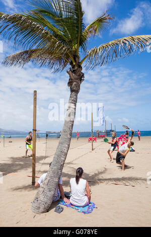 Soleil à Las Palmas, Gran Canaria, Îles Canaries, Espagne, le 30 avril 2016. Météo : Les premiers joueurs de beach tennis week-end au tournoi international sur la plage de Las Canteras à Las Palmas, la capitale de Gran Canaria Crédit : Alan Dawson News/Alamy Live News Banque D'Images