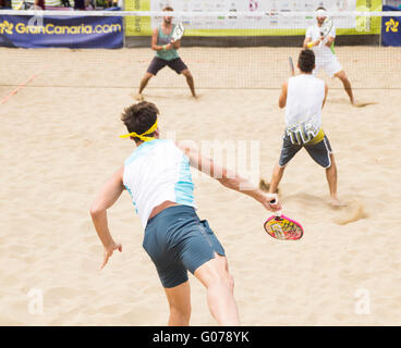 Soleil à Las Palmas, Gran Canaria, Îles Canaries, Espagne, le 30 avril 2016. Météo : Les premiers joueurs de beach tennis week-end au tournoi international sur la plage de Las Canteras à Las Palmas, la capitale de Gran Canaria Crédit : Alan Dawson News/Alamy Live News Banque D'Images