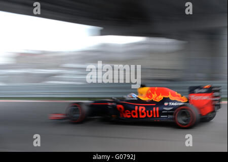 Sochi, Russie. Apr 30, 2016. Daniil Kvyat pilote russe de lecteurs de l'équipe Red Bull Racing lors de la qualification pour la Formule Un Grand Prix de Russie à Sotchi, en Russie, le 30 avril 2016. Le pilote allemand Nico Rosberg de Mercedes AMG Petronas F1 Team sera au départ de la pôle position lors de la course de demain. Crédit : Pavel Bednyakov/Xinhua/Alamy Live News Banque D'Images